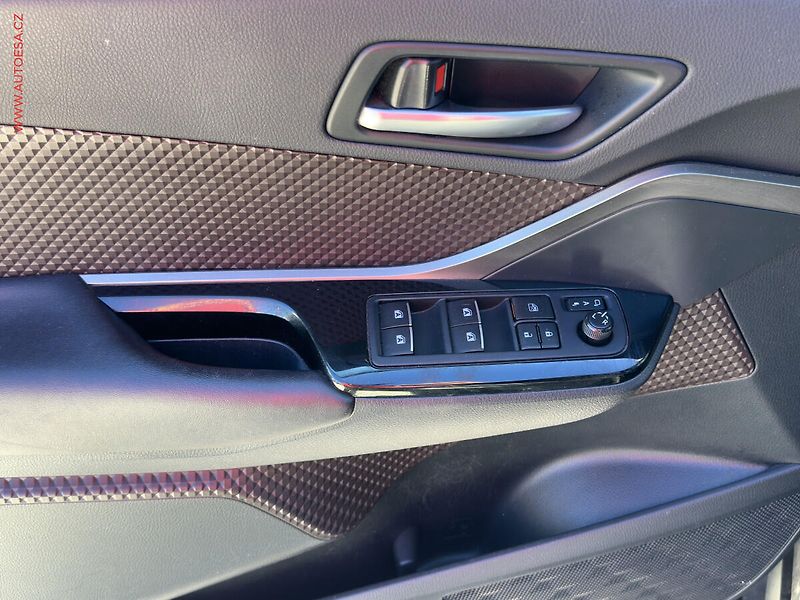 Toyota C-HR (2018) 1.8i, 2.maj,ČR, AT, LED - fotka 11 z 18