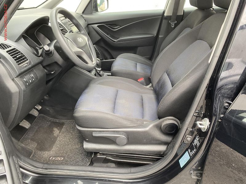 Hyundai ix20 (2014) 1.6 CRDi, AC - fotka 9 z 15