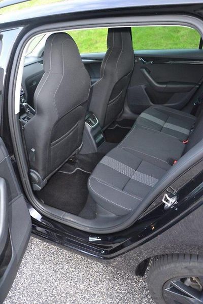 Škoda Octavia combi4x4 110 kW DSG Black line - fotka 20 z 42