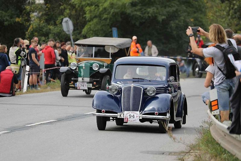 Na akci Jízda do vrchu a výstava historických vozidel se představilo na tři sta automobilů a motocyklů.