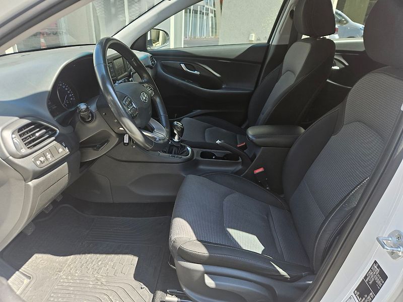 Hyundai i30 1,6 CRDi DPH Trikolor Comfort - fotka 10 z 36