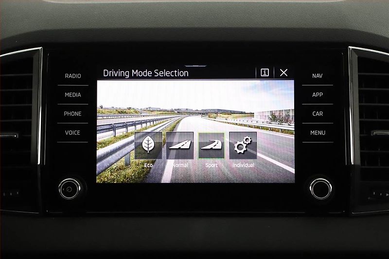Škoda Karoq (2023) 1.5 TSI - fotka 18 z 20