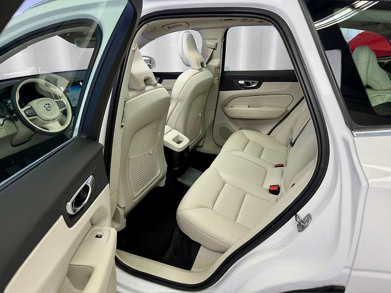 Volvo XC60 T6 AWD RECHARGE, ACC, PANORAMA - fotka 12 z 31