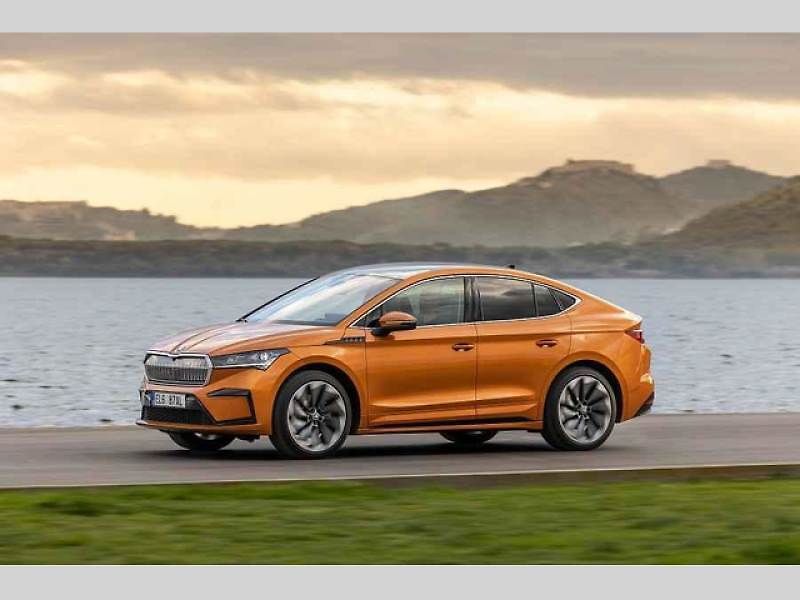 Plně elektrické SUV Škoda Enyaq Coupé iV (na snímku) se představilo v roce 2022 a vzbudilo u zákazníků velký zájem. Automobilka zrychluje svoji elektrickou ofenzivu: do roku 2026 představí tři zcela nové elektrické modely a další budou následovat.