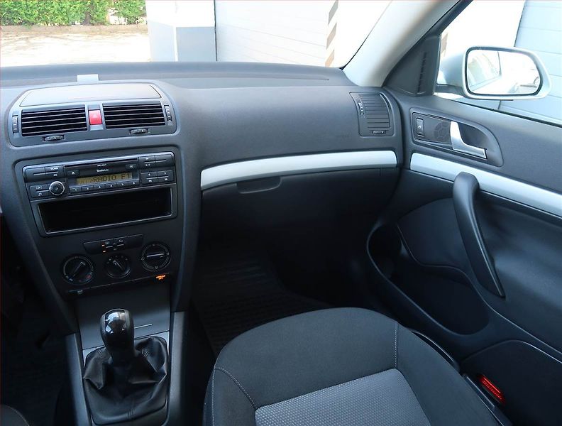 Škoda Octavia (2008) 1.6, po STK, servisované - fotka 8 z 17