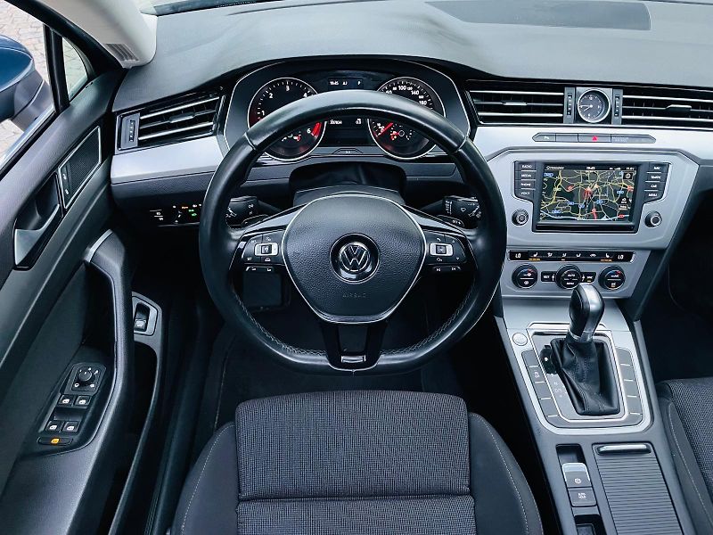 Volkswagen Passat 2.0TDI AUTOMAT VÝHŘEV SERVISKA - fotka 24 z 54