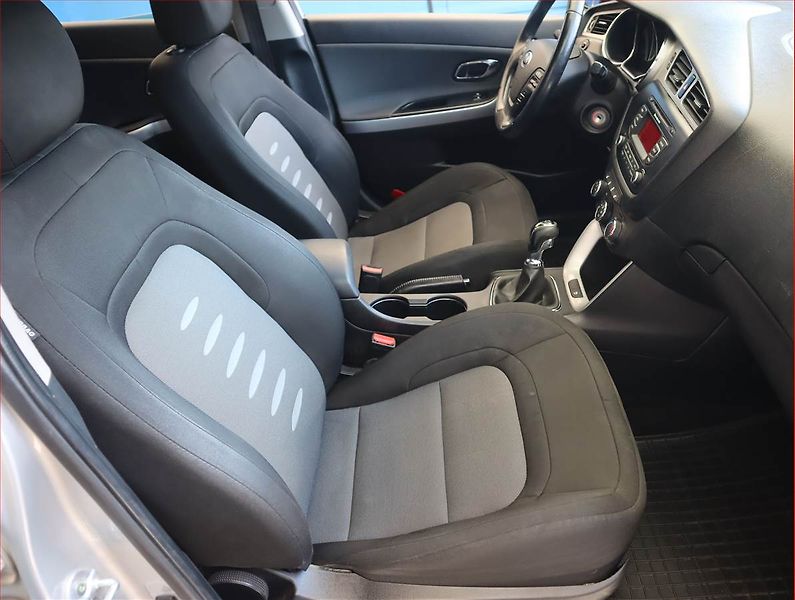 Kia Ceed (2015) Silver 1.6 GDI, Tempomat - fotka 9 z 18