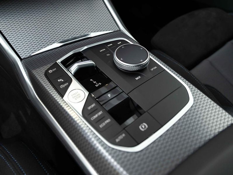 BMW Řada 3 330i xDrive Touring - fotka 17 z 22