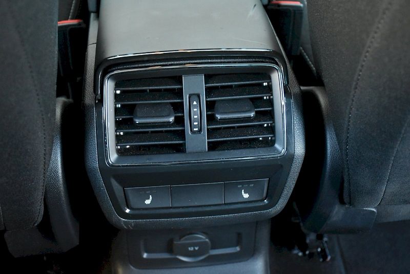 Škoda Karoq (2025) Top Selection 1,5 TSI 110 kW 6 - fotka 17 z 37