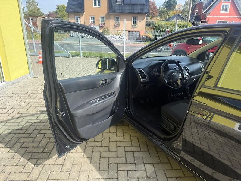Hyundai i20 (2012) 1,2i VÝHŘ.SEDADLA JEN 107tis. - fotka 9 z 27