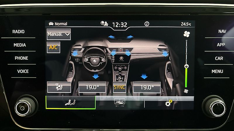 Škoda Superb 2.0 TSI DSG Style - fotka 26 z 28