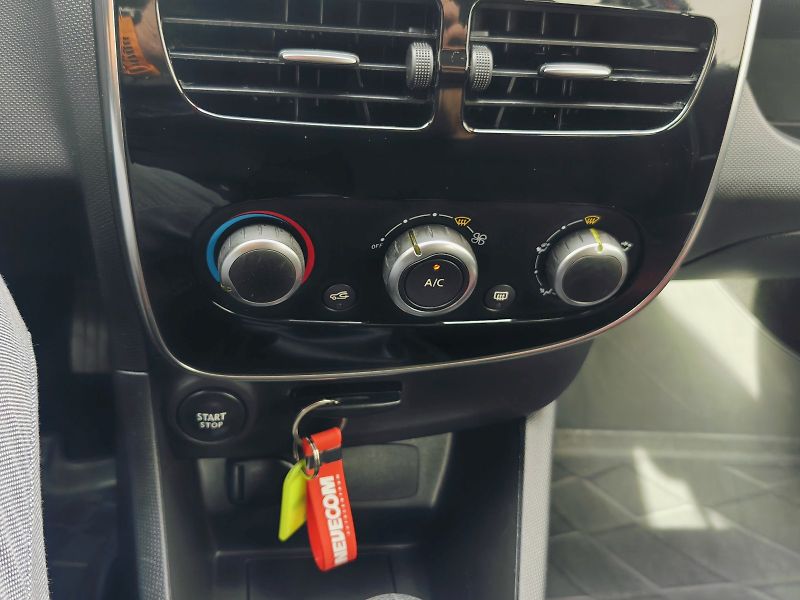 Renault Clio (2015) 1,2 16V 54 kW Limited - fotka 30 z 40