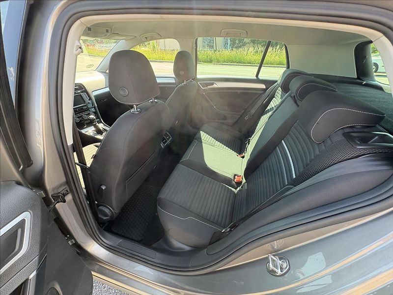 Volkswagen Golf 2,0 TDi 110kW Cup,Navi,Kamera - fotka 29 z 38
