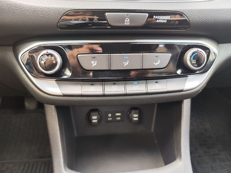 Hyundai i30 1.4i/73kW Trikolor Komfort - fotka 16 z 28