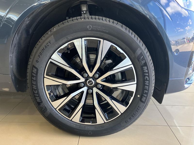 Volvo XC60 B5 AWD Plus Dark-REZERVACE - fotka 5 z 46