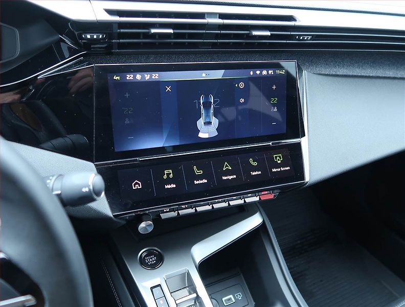 Peugeot 408 (2024) Allure 1.2 PureTech - fotka 12 z 19