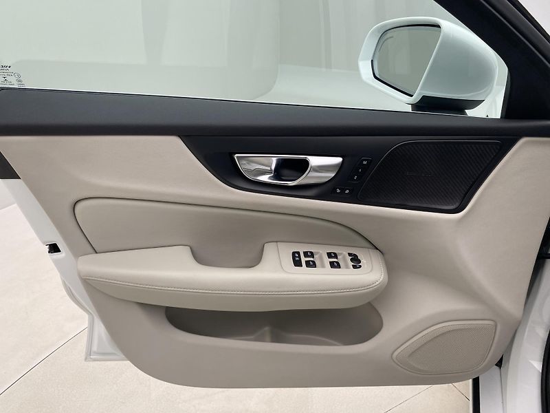 Volvo V60 T6 RECHARGE BRIGHT REZERVACE - fotka 7 z 57