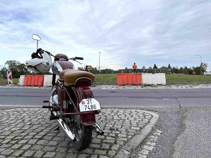 Svatováclavská jízda vedla i Studénkou, kde dělal Miroslav Tovaryš motospojku, 28. 9. 2024.