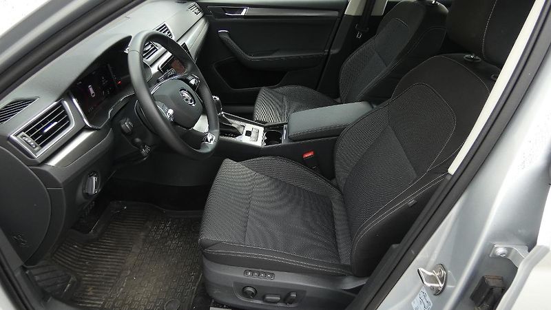 Škoda Superb Combi 2,0 TDI DSG Style - fotka 19 z 24