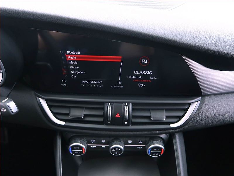 Alfa Romeo Giulia (2018) 2.0 Turbo - fotka 12 z 20
