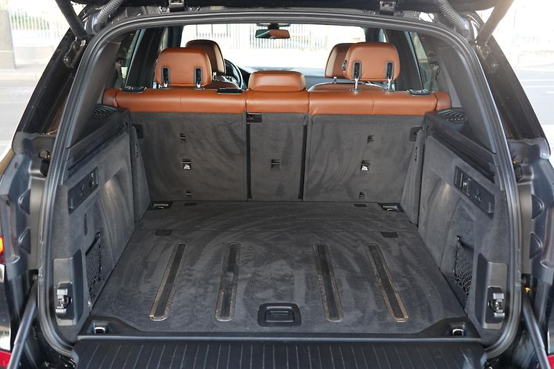 BMW X5 (2022) BMW X5 M50i - fotka 49 z 50