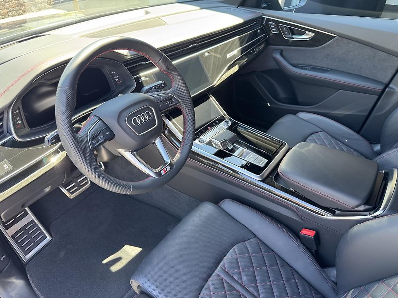 Audi Q8 (2025) 60TFSI e QUATTRO, B&O, Tažné  - fotka 28 z 38