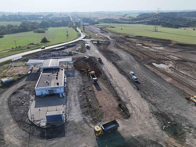 Stavba dálnice D6 v úseku Bošov - Knínice.