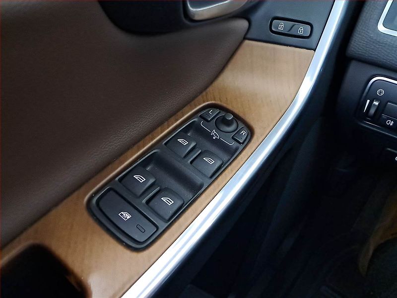 Volvo XC60 (2015) D4, 4X4, Automat, ČR,1.maj - fotka 19 z 19