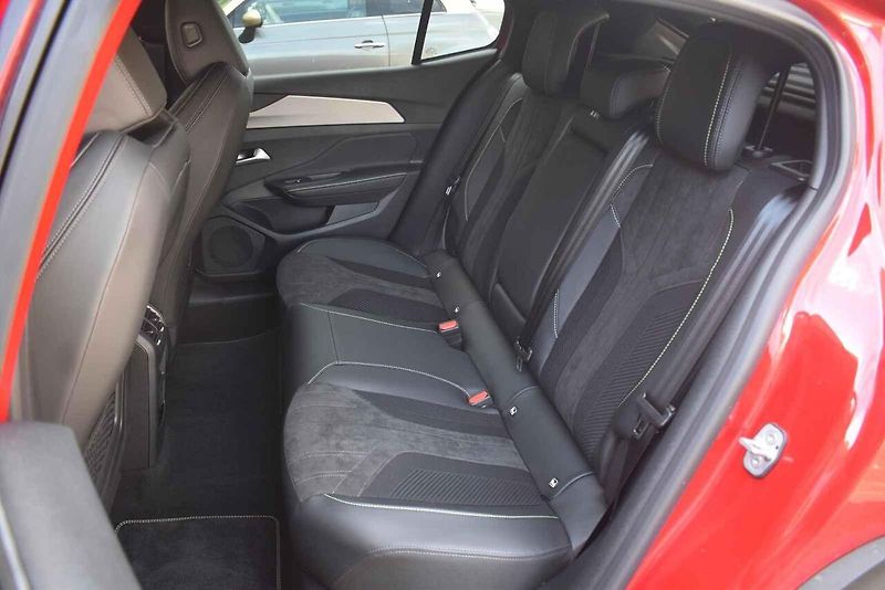 Peugeot 408 je praktický rodinný i reprezentativní podnikatelský vůz.