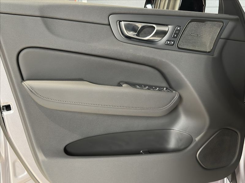 Volvo XC60 (2026) 2,0 B5  Plus Dark - fotka 11 z 30