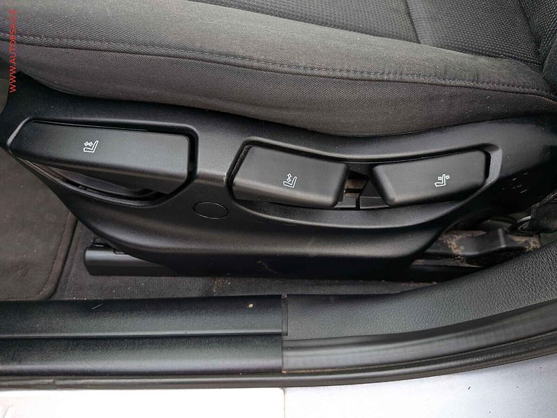 BMW X3 (2008) 2.0 i xD, AC, TZ, panor - fotka 12 z 23