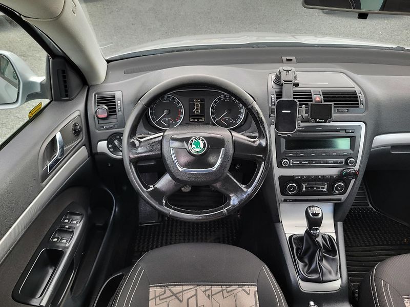 Škoda Octavia II FL 1.6 TDi 77kW ELEGANCE - fotka 9 z 47