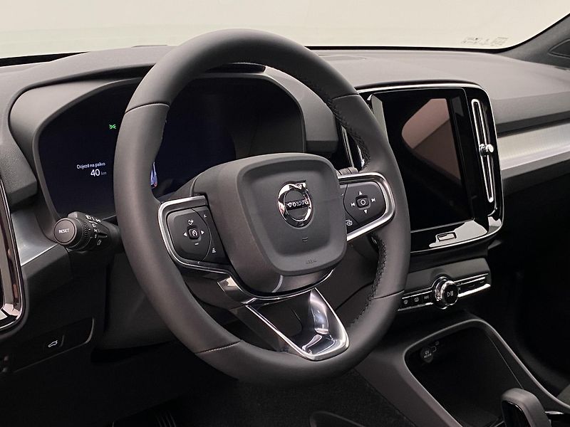 Volvo XC40 (2026) B3 AUT DARK ULTRA  - fotka 4 z 60