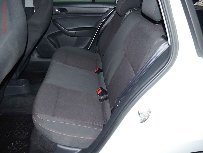 Škoda Rapid (2015) 1.2 TSi, ČR, Xenon, ponor - fotka 10 z 17