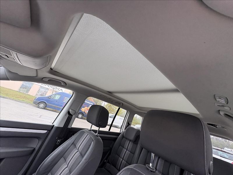 Volkswagen Touran 2,0 TDi 103kW Xen,Pano,Nez.top - fotka 26 z 42