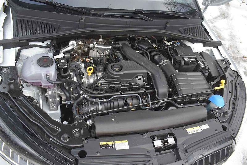 Auto působí přikrčeně, tudíž sportovně.