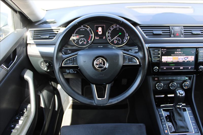 Škoda Superb 2,0 TDI  1.MAJ,A/T,4x4,STYLE - fotka 10 z 47