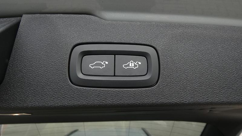 Volvo V60 B4 benzin Plus Dark DCT - fotka 21 z 24