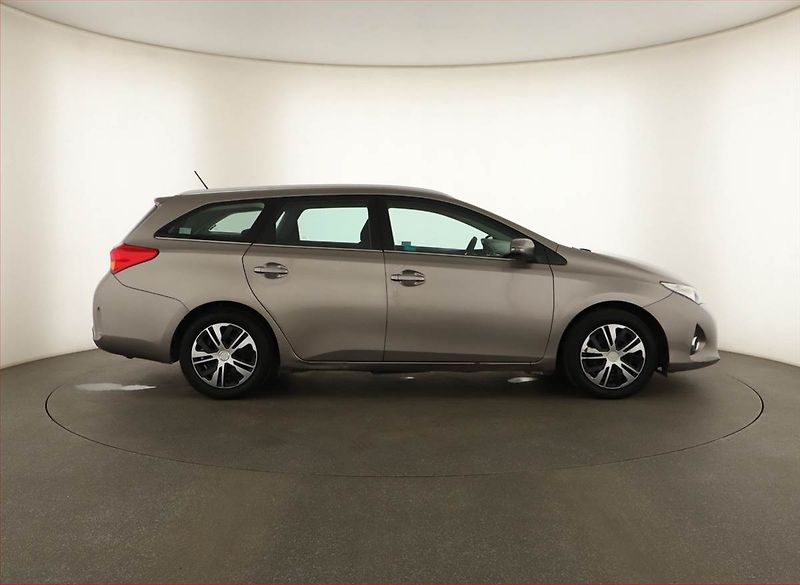 Toyota Auris (2013) 1.6 Valvematic, Serv.kniha - fotka 6 z 12