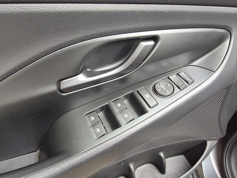 Hyundai i30 2.0-LIMITOVANÁ EDICE-DPH-1.MAJ - fotka 20 z 28