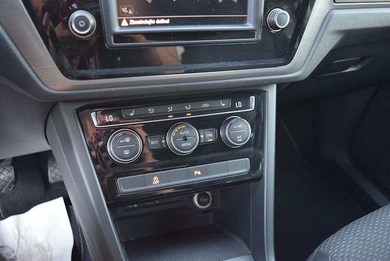 Volkswagen Touran (2017) 1.4TSI 110kw CLBMT NAVI TAŽNÉ - fotka 22 z 48