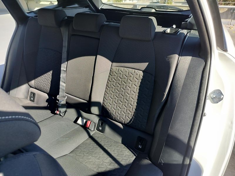 Toyota Corolla Touring 1.8 Hybrid Business - fotka 21 z 26