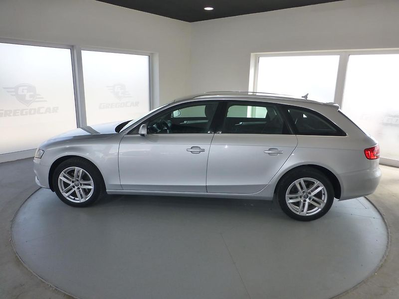 Audi A4 (2011) 2,0TDI*ALU**PARK.S***NAVIGACE - fotka 8 z 27