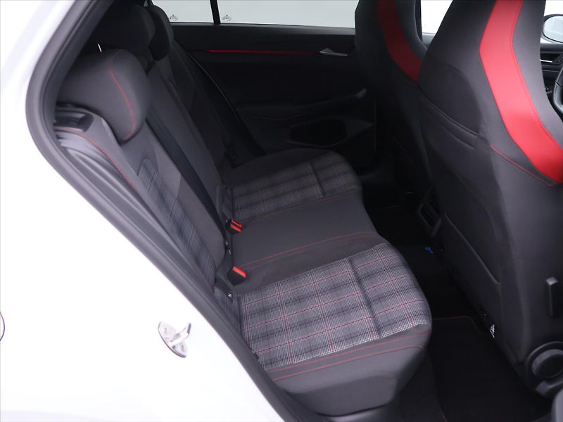 Volkswagen Golf 2,0 TSI GTI 180kW Virtual DPH - fotka 13 z 35