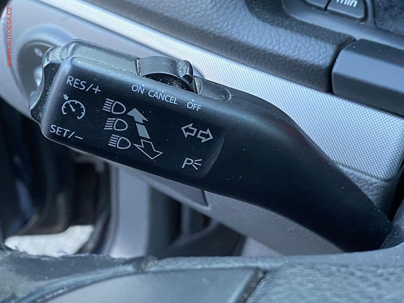 Volkswagen Golf (2009) 1.9 TDi, AC, park.čidla - fotka 13 z 15