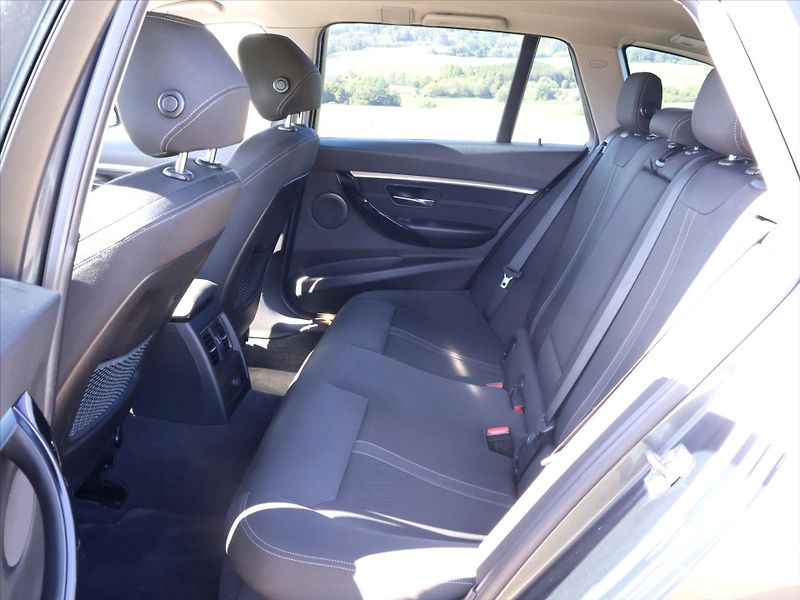 BMW Řada 3 2,0 320d xDrive 140kW Sport - fotka 15 z 32