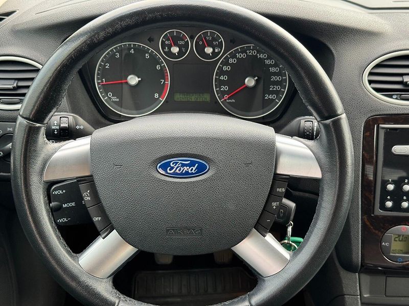Ford Focus (2007) Ghia 2.0i 107kW - fotka 16 z 30