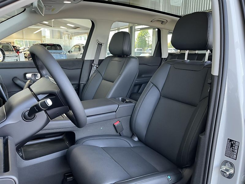 Leapmotor C10 REEV (2025) Design Hybrid EV - fotka 14 z 17