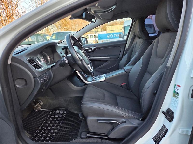 Volvo V60 2,0 120 KW D3 Automat tažné - fotka 11 z 27