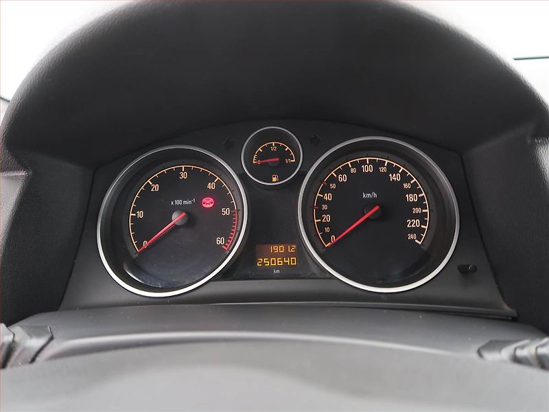 Opel Astra (2010) 1.7 CDTI, jezdí výborně - fotka 11 z 14